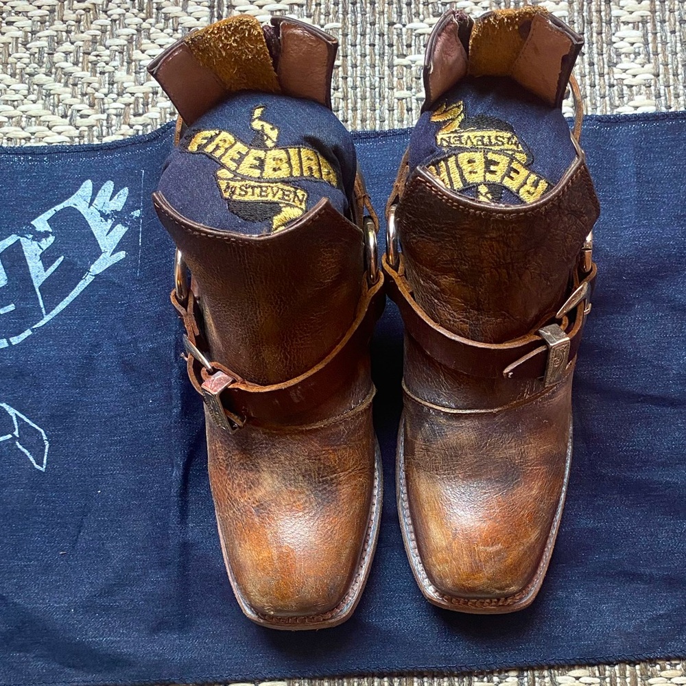 FREEBIRD : DISTRESSED BROWN TRUCE ANKLE BOOT - Size 6 - Western Country